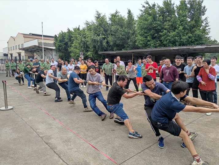 羅織錦繡，鋁鑲華庭，萬眾歡騰迎國慶。翔龍宇宙，業(yè)滿乾坤，千燈齊亮賀中秋。